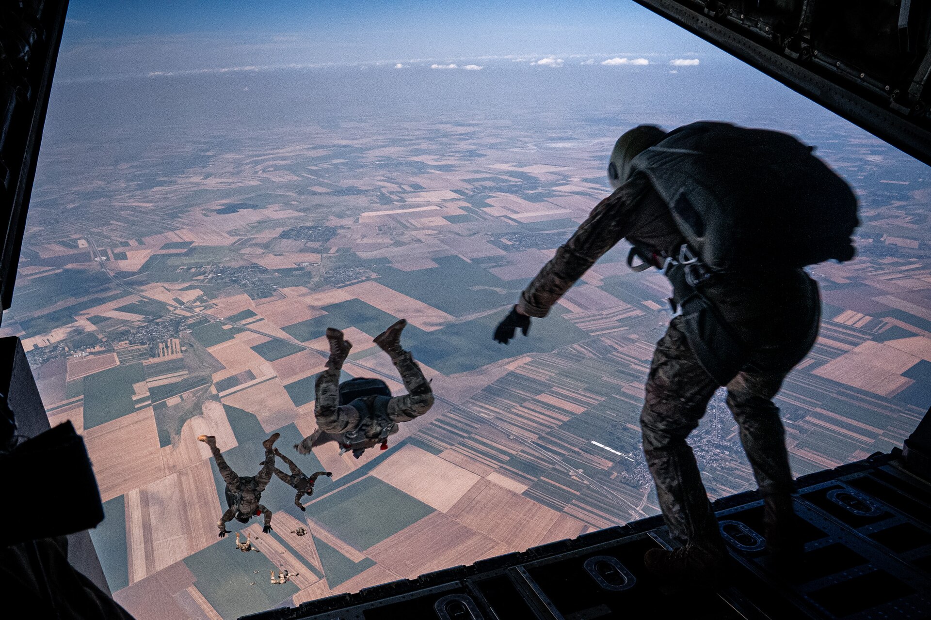 military parachutists exercise Târgu Mureș — imagine de arhivă