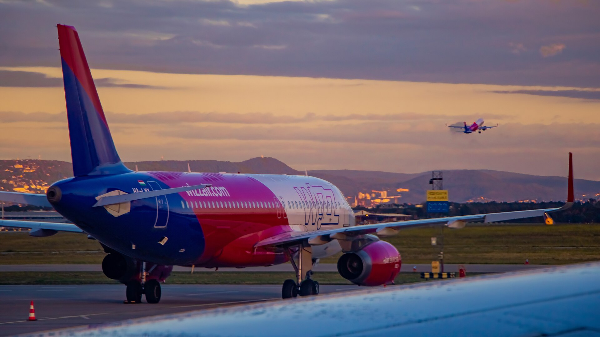 Wizz Air plane Brașov airport — imagine de arhivă